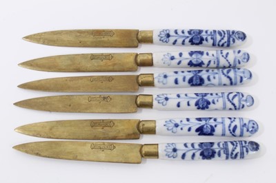 Lot 239 - Set of six 19th century knives with Meissen Onion pattern type porcelain handles with blades marked Stahlbronce.