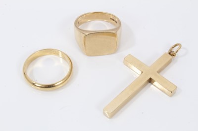 Lot 39 - 9ct gold cross pendant, 9ct gold signet ring and 9ct gold wedding ring
