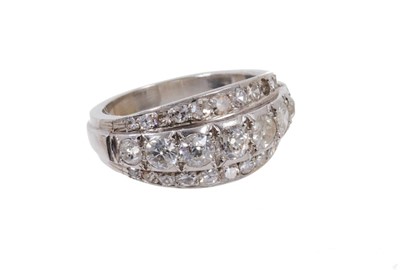 Lot 686 - Platinum and diamond ring