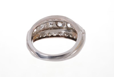 Lot 686 - Platinum and diamond ring