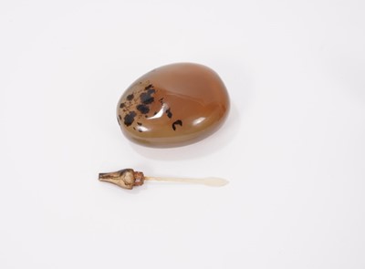 Lot 373 - Moss agate snuff bottle