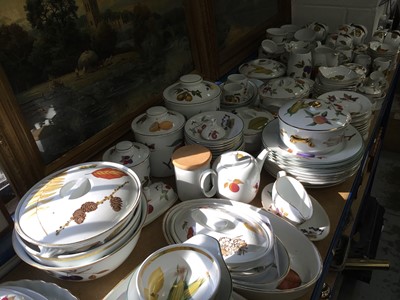Lot 117 - Extensive collection of Royal Worcester Evesham pattern china, including dinner and tea wares
