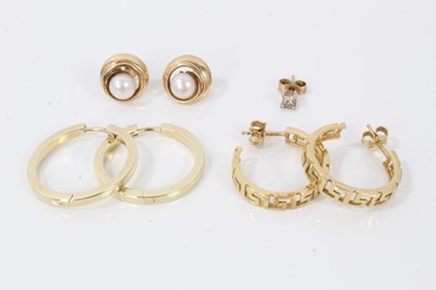 Lot 26 - Group of gold and yellow metal earrings