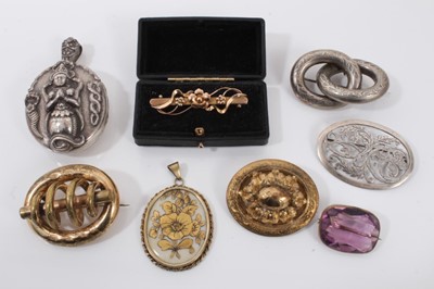 Lot 78 - Art Nouveau 9ct gold bar brooch together with other Victorian and later brooches, pendant and locket