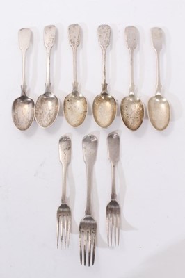 Lot 335 - Nine silver fiddle pattern pieces of flatware