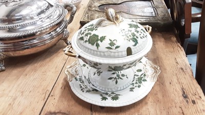 Lot 10 - Early to mid 19th century Spode Feldspar porcelain sucrier, cover and stand, decorated in green enamel and gilt with foliate patterns, stamped marks