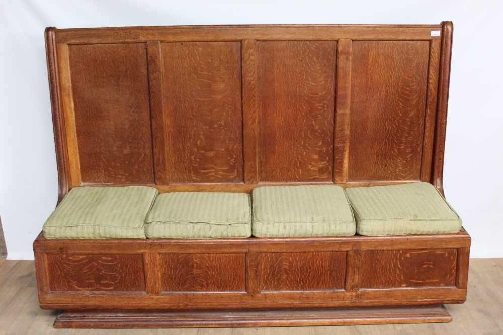 Lot 1413 - 1930s oak settle, in the manner of Heals