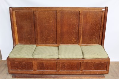 Lot 1413 - 1930s oak settle, in the manner of Heals