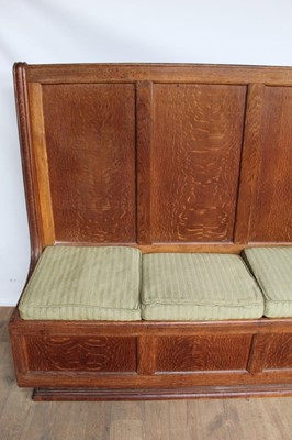 Lot 1413 - 1930s oak settle, in the manner of Heals