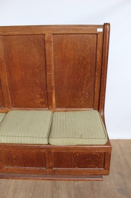 Lot 1413 - 1930s oak settle, in the manner of Heals