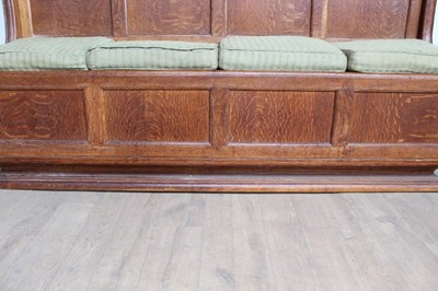 Lot 1413 - 1930s oak settle, in the manner of Heals