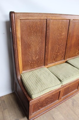 Lot 1413 - 1930s oak settle, in the manner of Heals