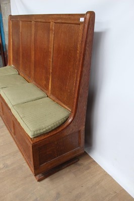 Lot 1413 - 1930s oak settle, in the manner of Heals
