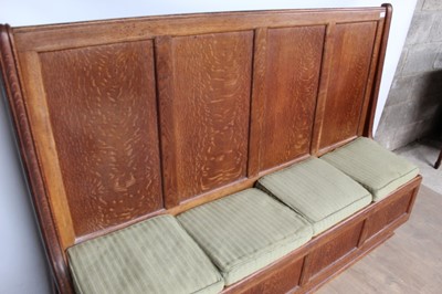 Lot 1413 - 1930s oak settle, in the manner of Heals