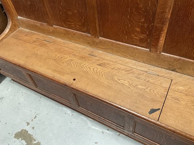 Lot 1413 - 1930s oak settle, in the manner of Heals