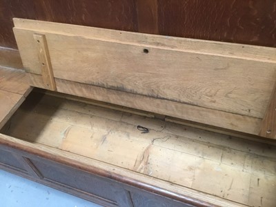 Lot 1413 - 1930s oak settle, in the manner of Heals