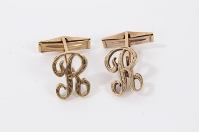 Lot 57 - Pair 9ct gold 'R' initial cufflinks