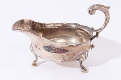 Lot 256 - George III silver sauce boat, 6ozs