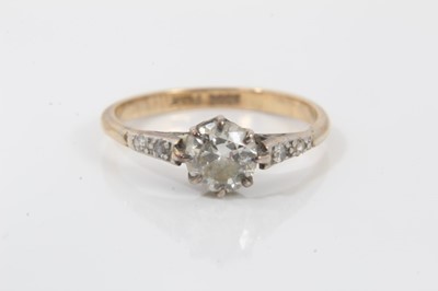 Lot 220 - 18ct gold diamond single stone ring with two diamonds to each shoulder in platinum setting