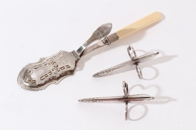 Lot 280 - !9th century sprung server and a pair of Christofle plated Asparagus holders