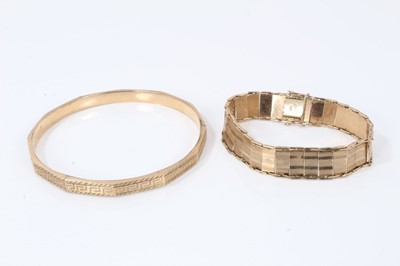 Lot 206 - Art Deco 9ct gold bangle and Art Deco 9ct gold bracelet with articulated links