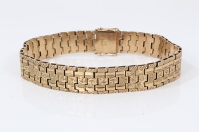 Lot 194 - 9ct gold bracelet with articulated links and engraved floral scroll decoration