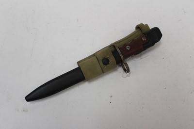 Lot 917 - British military No.7 Mk.I L knife bayonet in scabbrd with canvas webbing frog
