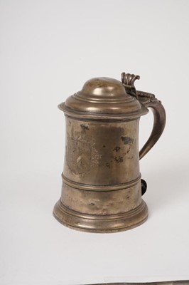 Lot 300 - George II silver tankard with hinged cover and engraved family crest