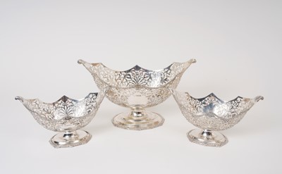 Lot 207 - Garniture of three Edwardian graduated boat shaped pierced dishes