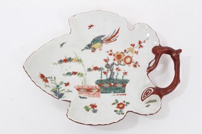 Lot 178 - 18th century Worcester Kakiemon banded hedge pattern vine leaf dessert dish
