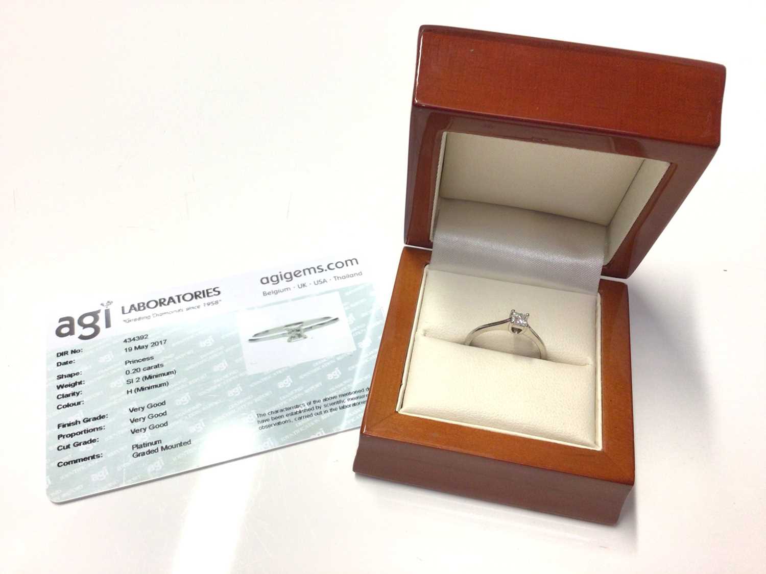 Lot 7 - Platinum princess cut diamond solitaire ring