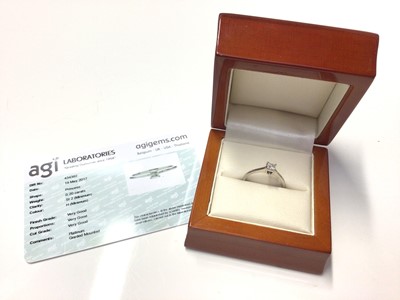 Lot 7 - Platinum princess cut diamond solitaire ring
