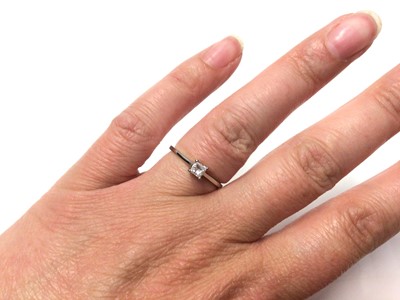 Lot 7 - Platinum princess cut diamond solitaire ring