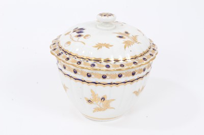 Lot 100 - A Caughley fluted sucrier and cover, circa 1790
