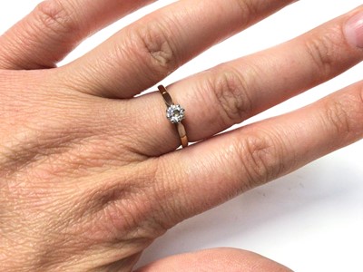 Lot 2 - Diamond single stone ring with a brilliant cut diamond estimated to weigh approximately 0.25cts in platinum setting on 18ct yellow gold shank