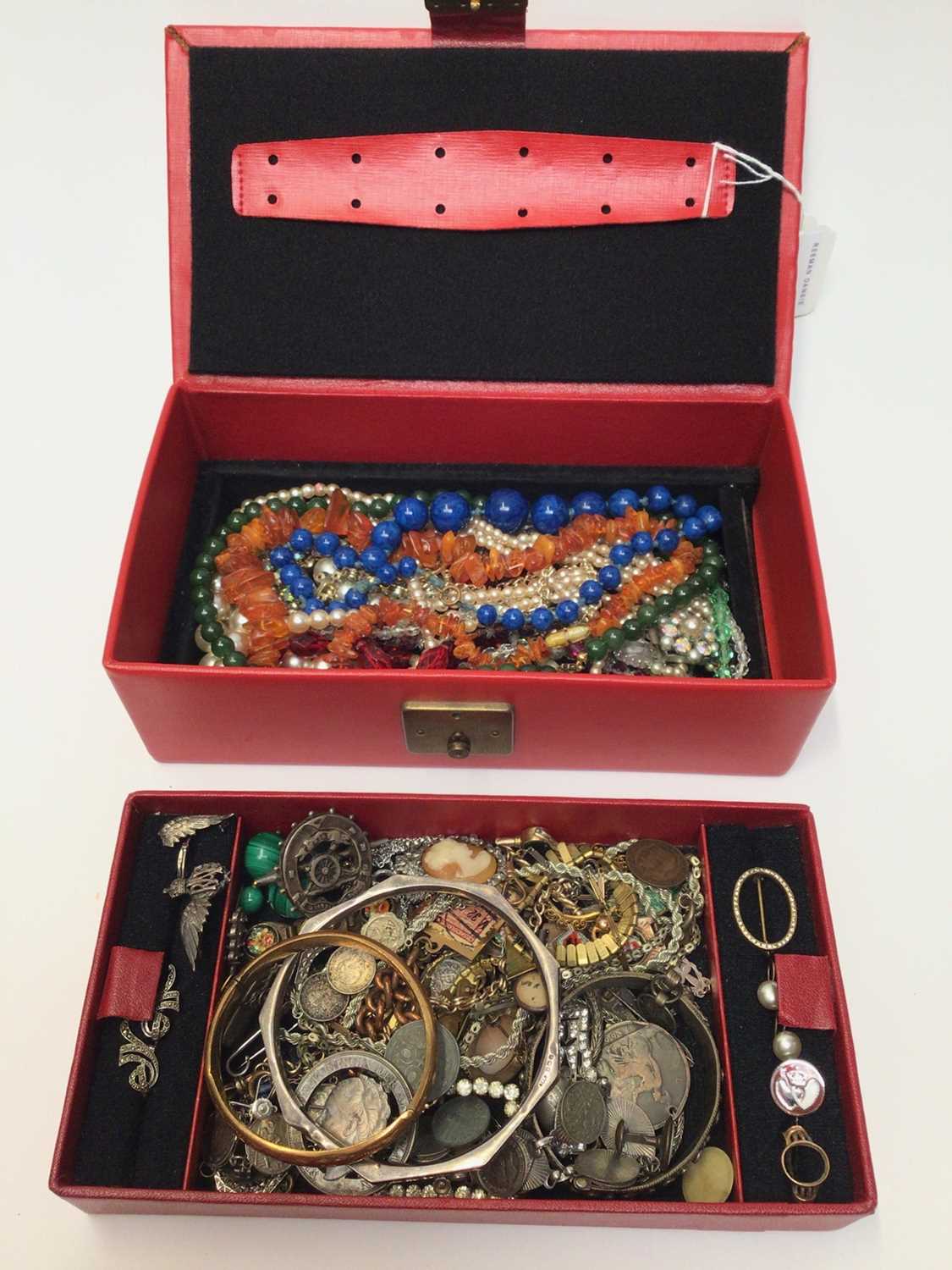 Lot 35 - Jewellery box containing a collection of vintage costume jewellery to i
