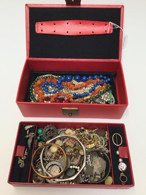 Lot 35 - Jewellery box containing a collection of vintage costume jewellery to i