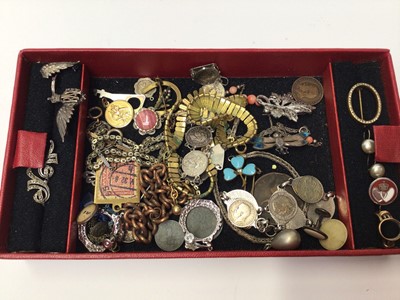 Lot 35 - Jewellery box containing a collection of vintage costume jewellery to i