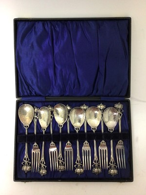 Lot 53 - Set of Art Nouveau silver plated dessert cutlery comprising six spoons and six forks with hammered bowls and poppy head terminals ro the handles, in fitted box