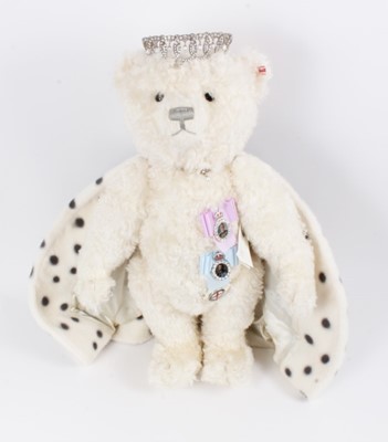 Lot 1802 - Steiff 2015 Queen Elizabeth 11 EAN 664786 White, 60cm, limited edition 9/100 pieces.  Original retail £1952. Boxed with certificate.