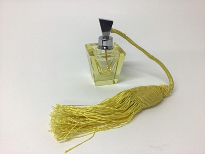 Lot 189 - Art Deco primrose yellow flat cut crystal perfume spray