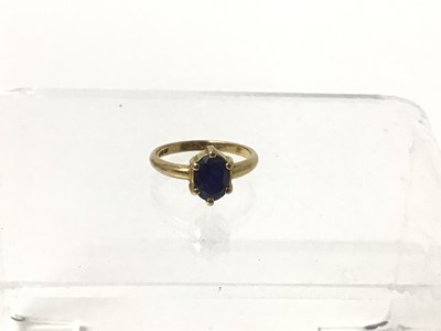 Lot 64 - Blue sapphire single stone ring, on gold band