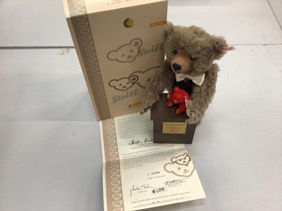 Lot 1884 - Steiff Auctioneer 672507, boxed with certificate.