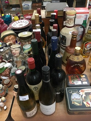 Lot 376 - Sixteen bottles of assorted red and white wines