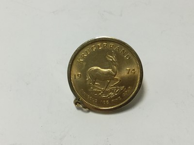 Lot 413 - South Africa - Gold Krugerrand 1974 GEF set in 9ct gold ring mount (Total wt. 36.9gms)