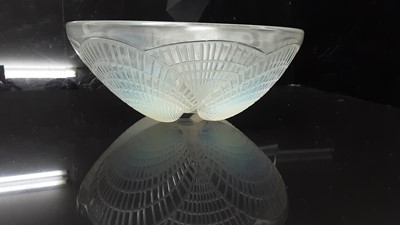 Lot 1005 - Rene Lalique Coquilles pattern opalescent glass bowl, signed on base, 20cm diameter