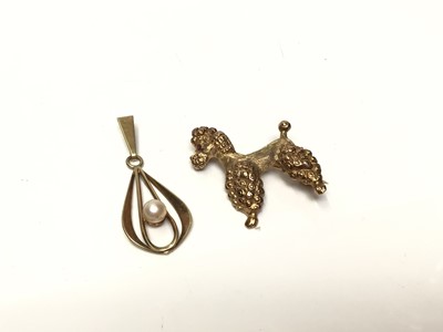 Lot 92 - 9ct gold novelty poodle brooch and gold (stamped 585) pendant set with a single cultured pearl