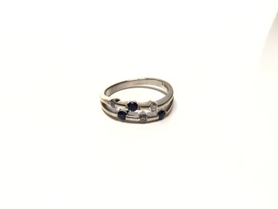 Lot 106 - 18ct white gold six stone diamond and synthetic blue sapphire split band ring
