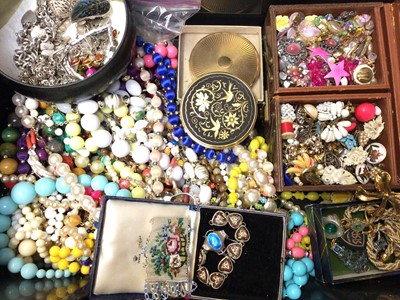 Lot 121 - Vintage costume and silver jewellery
