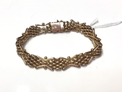 Lot 151 - 9ct gold gate bracelet with articulated fancy links